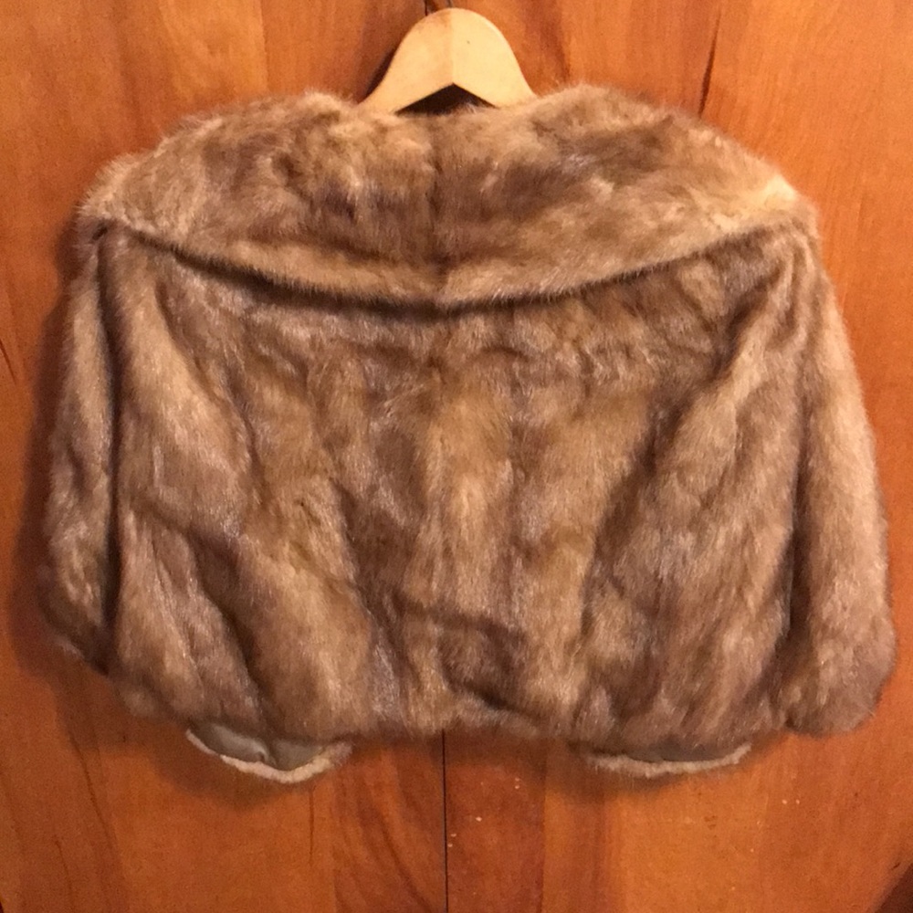 Fur cape - Picture 2 of 10